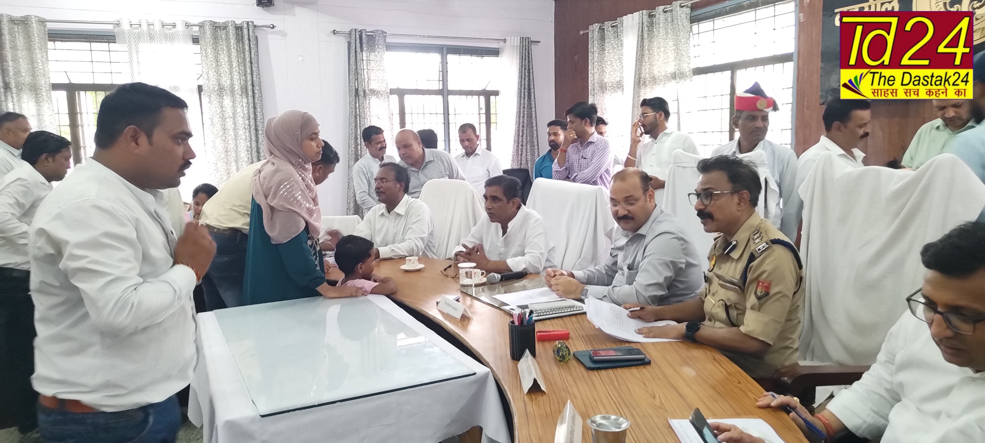 फर्रुखाबाद:संम्पूर्ण समाधान दिवस में 111 शिकायतें प्राप्त, जिनमे से 03 शिकायतें मौके पर निस्तारित