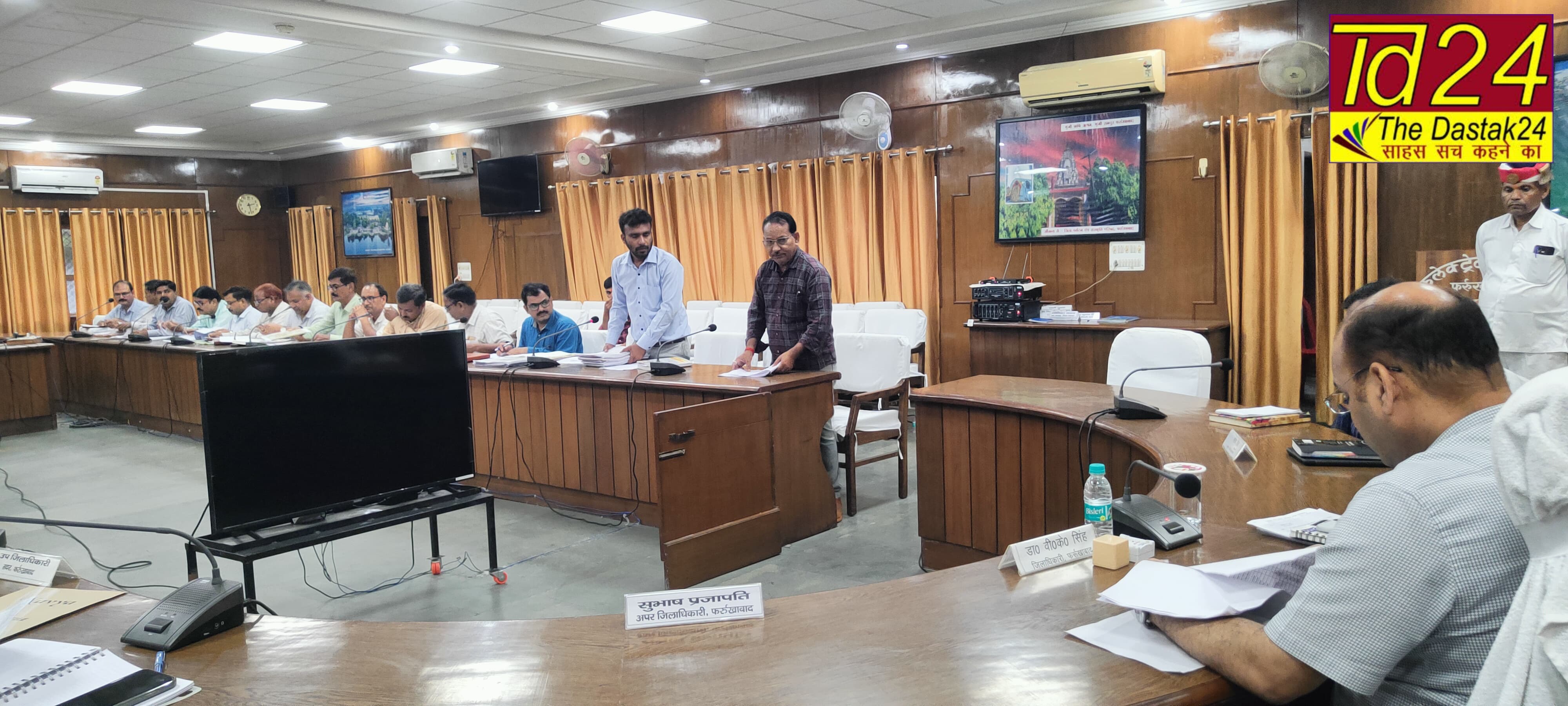 फर्रुखाबाद:आरआरसी की समीक्षा बैठक मे बसूली कम होने पर जिलाधिकारी ने नाराजगी व्यक्तकर दी हिदायत