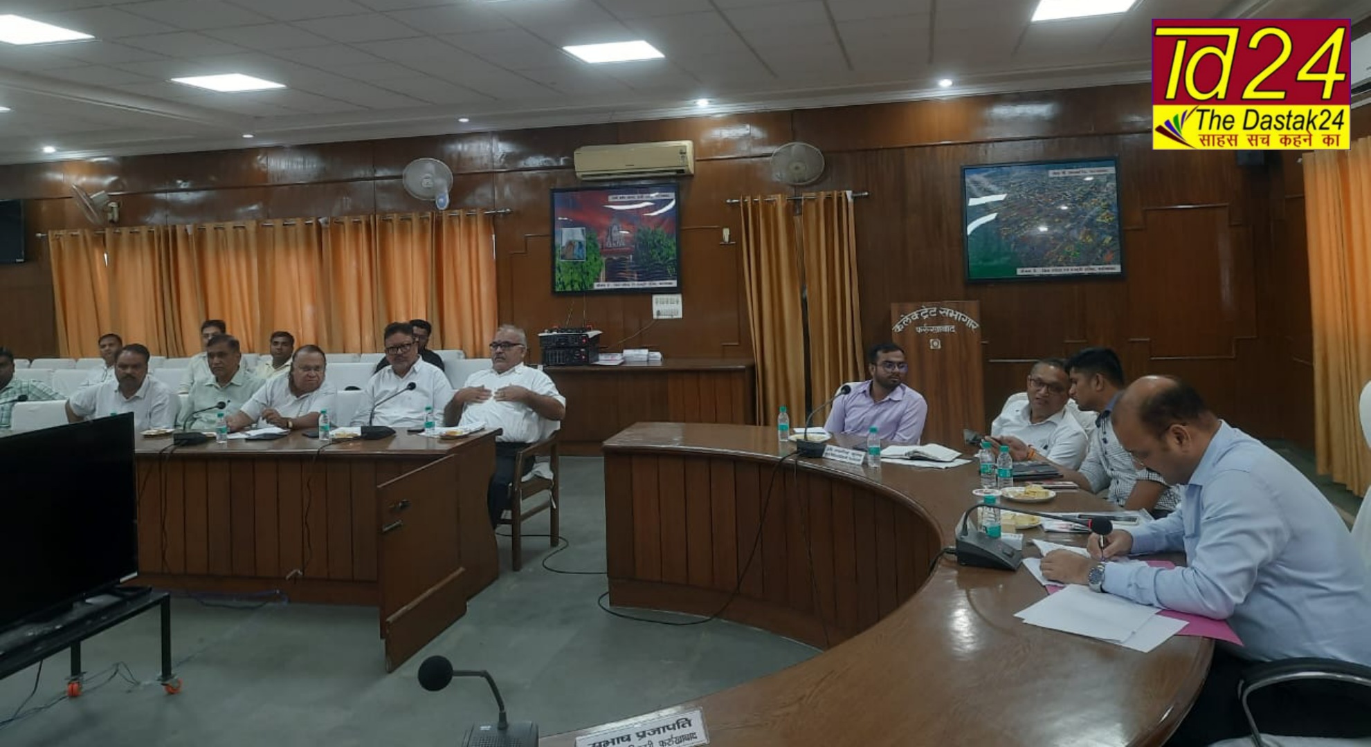 फर्रुखाबाद:जिलाधिकारी ने दारु पीकर व बिना DL के ई रिक्शा चालकों को ARTO को कार्यवाही करने को दिए निर्देश