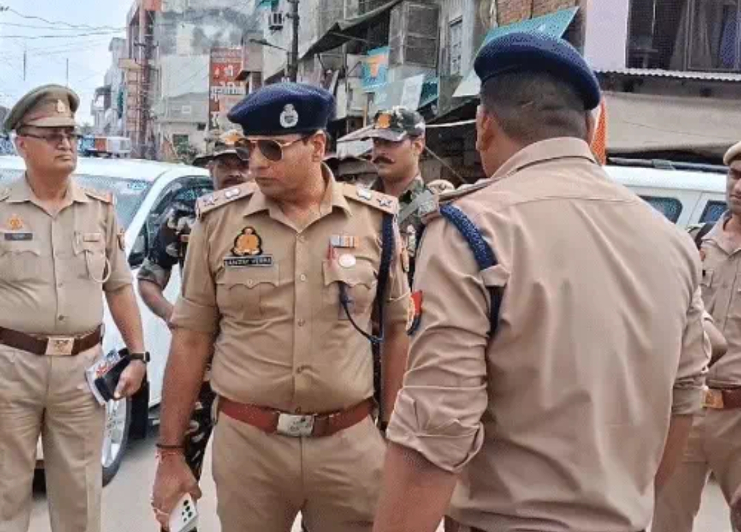 इटावा रेलवे स्टेशन के बाहर दिन दहाड़े जीजा ने साले को चाकू से गला रेट कर हत्या कर दी