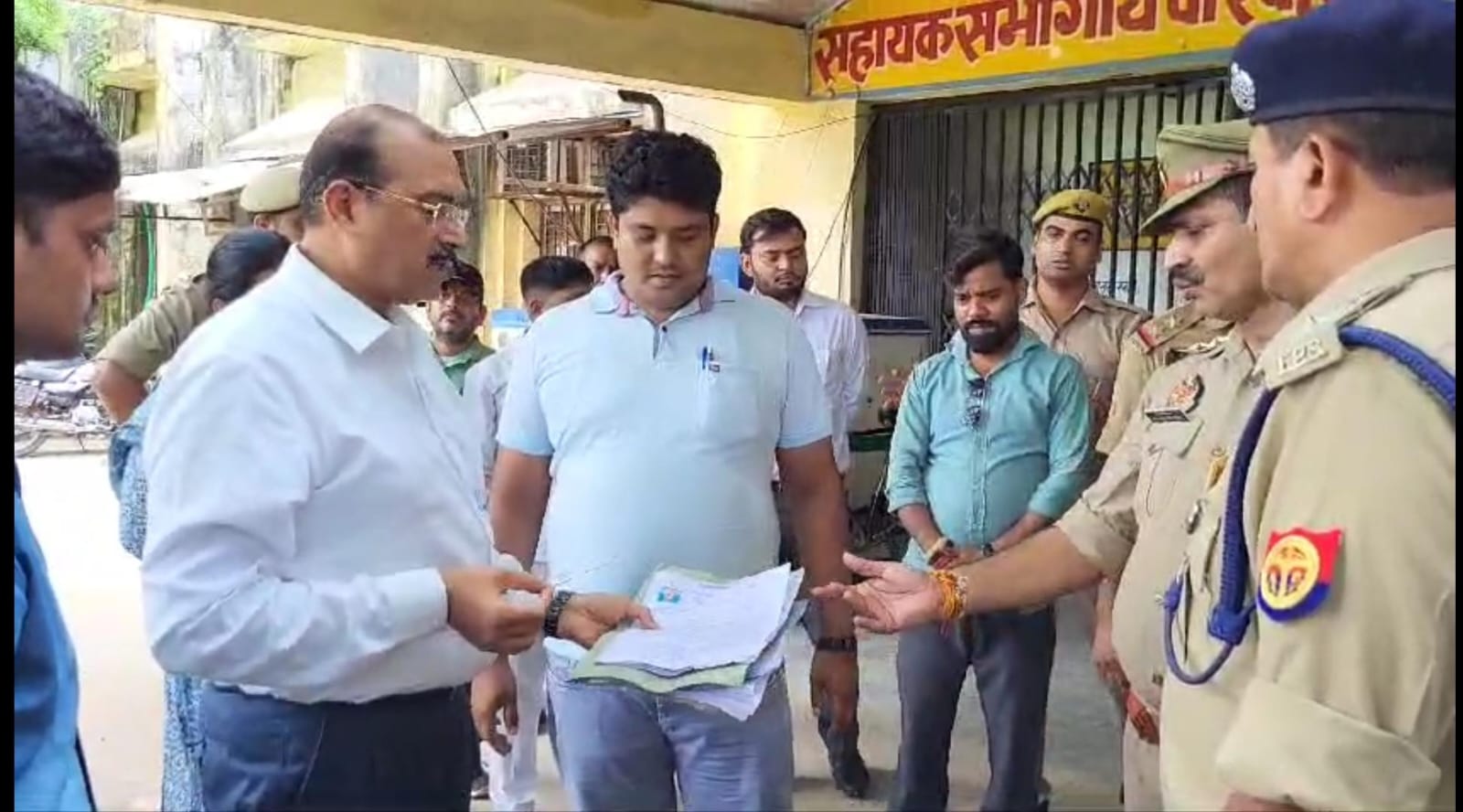 मैनपुरी में जिला प्रशाशन की RTO कार्यालय पर रेड ।