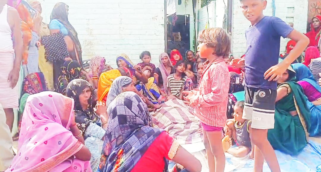 मैनपुरी में विद्युत पोल की स्टे मे दौड़ रहे करंट की चपेट में आकर युवक की मौत, ग्रामीणों ने लगाया विद्युत विभाग पर लापरवाही का आरोप, शिकायत करने पर नहीं हुई सुनवाई ?