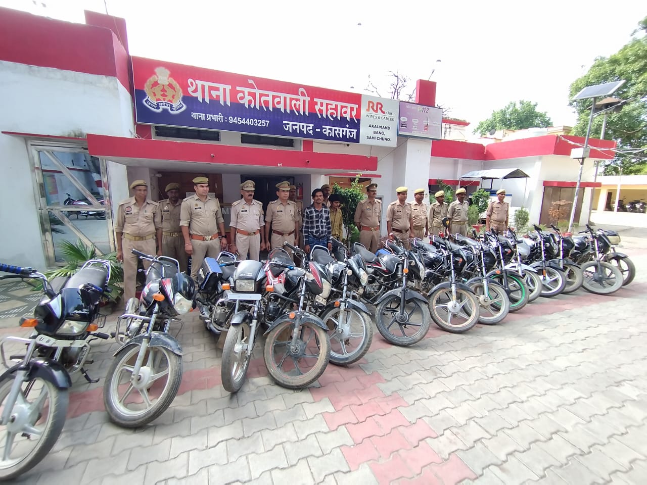 कासगंज में दो अन्तर्जनपदीय वाहन चोर गिरफ्तार ,14, मोटरसाइकिल , बींस चाबियां ,दो मोबाइल , एक आधार कार्ड बरामद।
