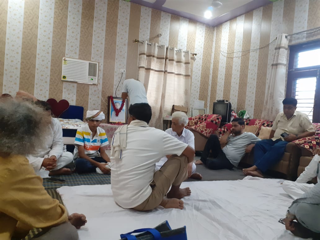 एटा: पत्रकार अरविंद गुप्ता के घर पहुंचे रहस्य संदेश के संपादक