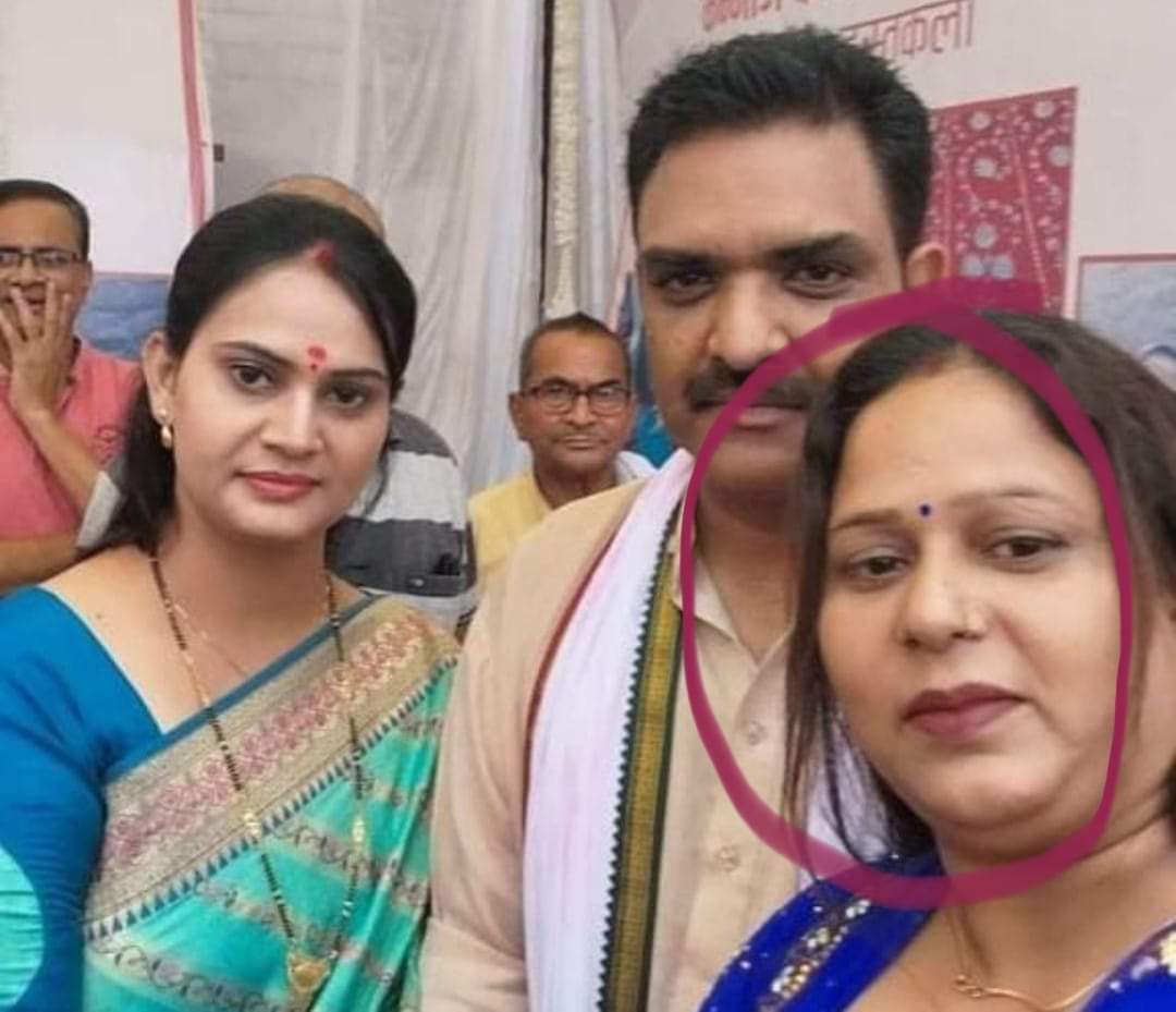 कन्नौज : पूर्व ब्लॉक प्रमुख नवाब सिंह यादव के वायरल वीडियो में कुर्सी पर बैठी महिला की नई तस्वीरें सामने आ रही हैं।