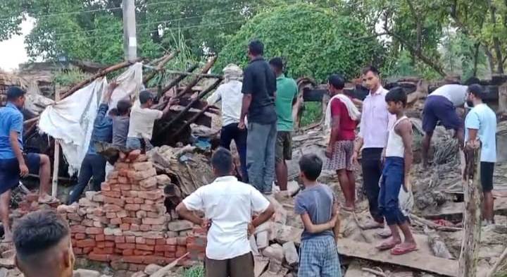 कन्नौज: बीती रात्रि कच्चा मकान गिरने से ग्रह स्वामी सहित चार बकरियों की मौत