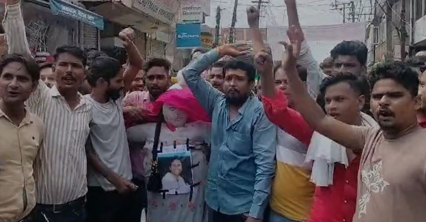 फर्रुखाबाद: चौक चौराहे पर ,बंगाल के कोलकाता आर.जी.मेडिकल कॉलेज मे डॉक्टर मौमिता के साथ हुई घटना को लेकर न्याय के लिए जनता एकजूट हुई