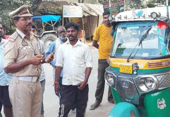 कन्नौज  :फर्रुखाबाद चौराहा पर अभियान चलाकर दो ऑटो किए सीज