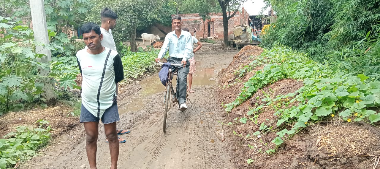 कन्नौज : सड़क में गंदगी से लोगों का निकलना दुश्वार
