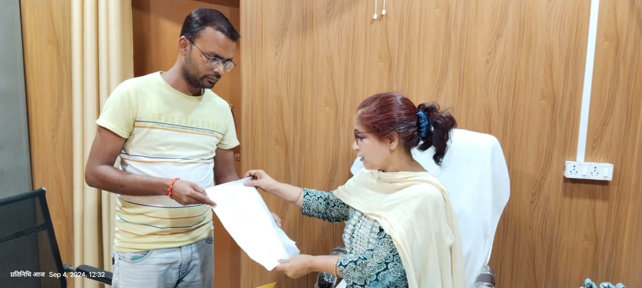 कन्नौज  :अपात्र को दिए गये आवास को लेकर ग्रामीण ने की शिकायत