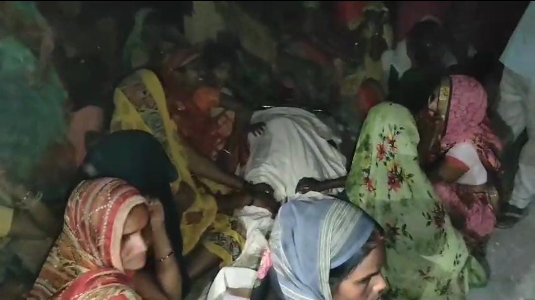 कन्नौज :भर भराकर गिरा जर्जर सरकारी विद्यालय का लेंटर, मलवे मे दबने से मजदूर की मौत