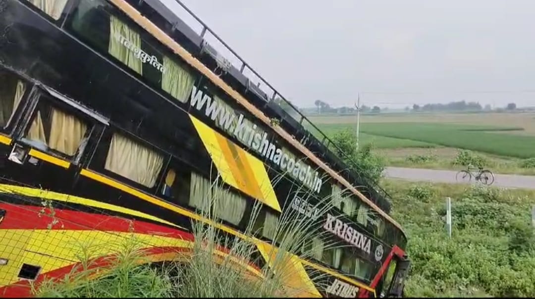 कन्नौज:  लखनऊ आगरा एक्सप्रेस वे पर एक बड़ा हादसा होने से बच गया।