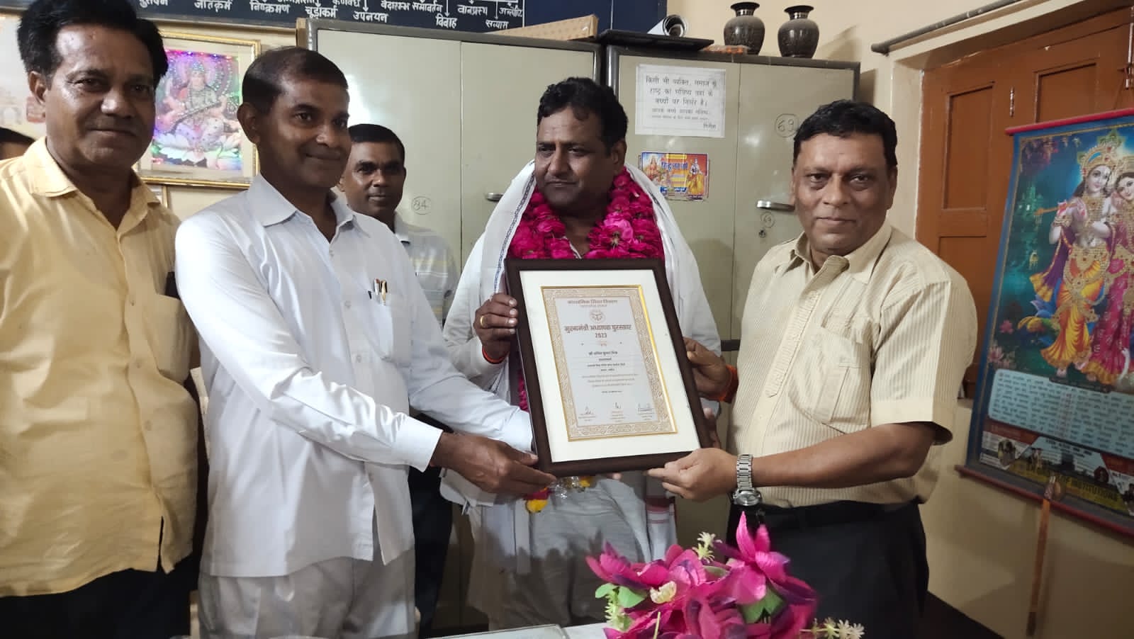कन्नौज:  मुख्यमंत्री पुरस्कार मिलने के बाद विद्यालय पहुंचने पर प्रधानाचार्य का हुआ दिव्य एवम भव्य स्वागत