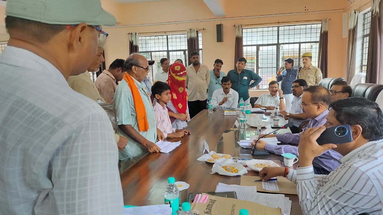 कन्नौज : तिर्वा तहसील के सभागार में संपूर्ण समाधान दिवस मा0 विधायक तिर्वा श्री कैलाश राजपूत एवं जिलाधिकारी श्री शुभ्रान्त कुमार शुक्ल की उपस्थिति में संपन्न हुआ।