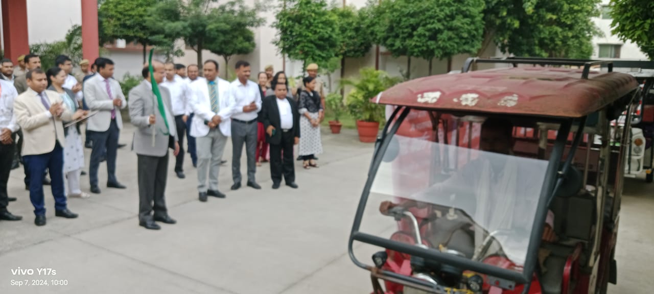 प्रयागराज: राष्ट्रीय लोक अदालत का आयोजन 14 सितंबर को माननीय जनपद न्यायाधीश महोदय के द्वारा प्रचार वाहन को हरी झंडी दिखाकर किया गया रवाना