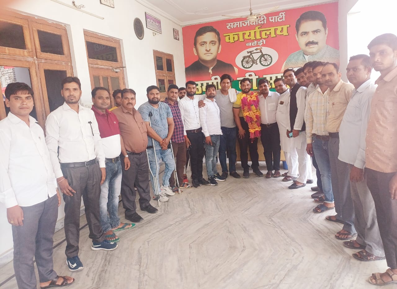 पीलीभीत :- समाजवादी पार्टी कार्यालय बहेड़ी में समाजवादी पार्टी पिछड़ा वर्ग प्रकोष्ठ के प्रदेश सचिव सतेंद्र कुमार मौर्य का कार्यकर्ताओं द्वारा जोरदार स्वागत।