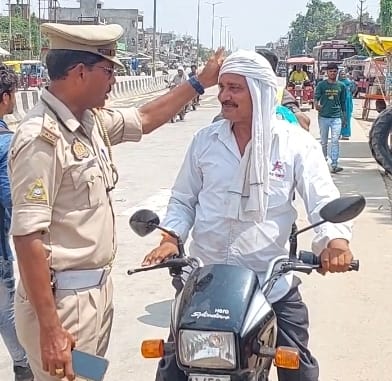 कन्नौज:  हेलमेट लगाए अपनी सुरक्षा बढ़ाए , यातायात के नियमों का करे पालन