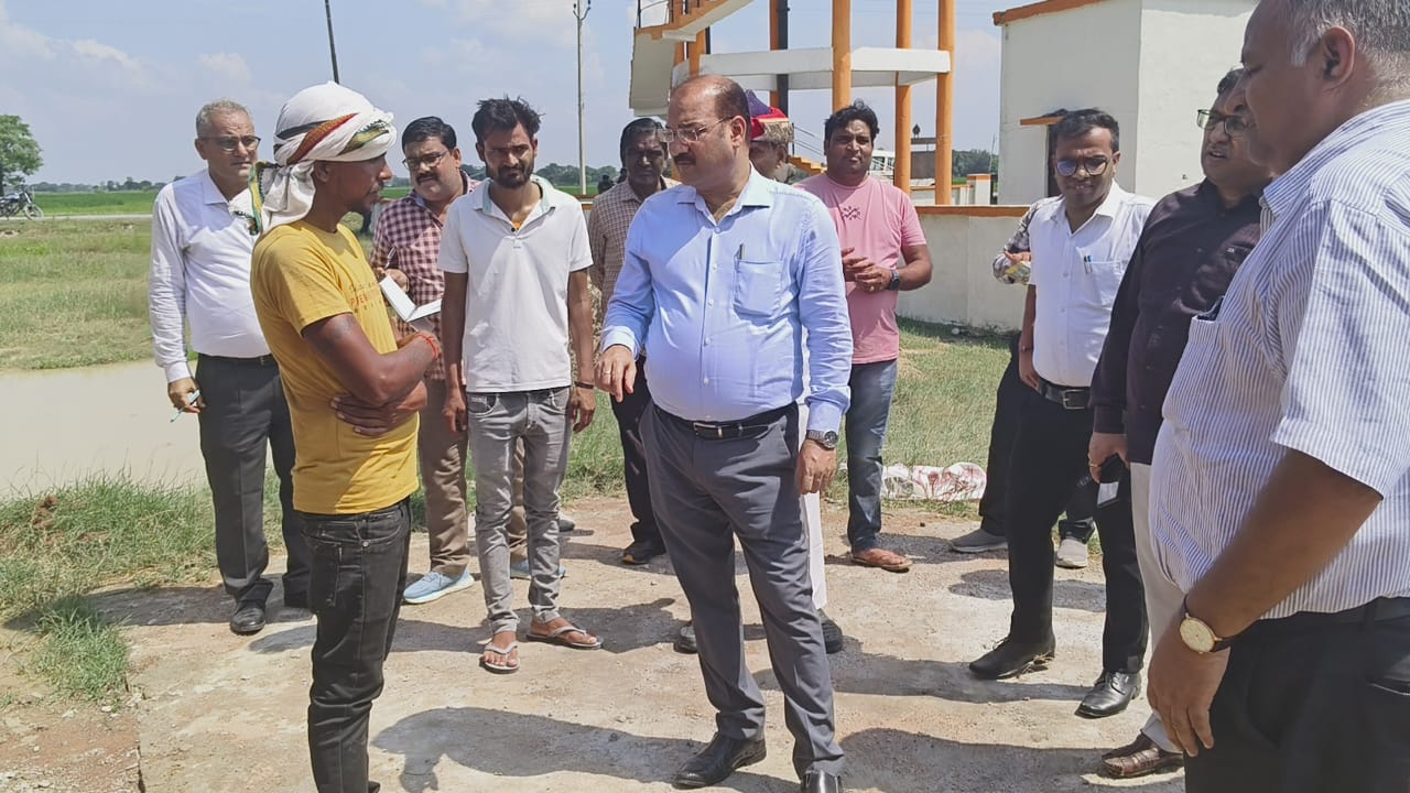 फर्रुखाबाद:निर्माणाधीन गौशाला अचरौड़ा में जिलाधिकारी के निरीक्षण में मिली खामियां।