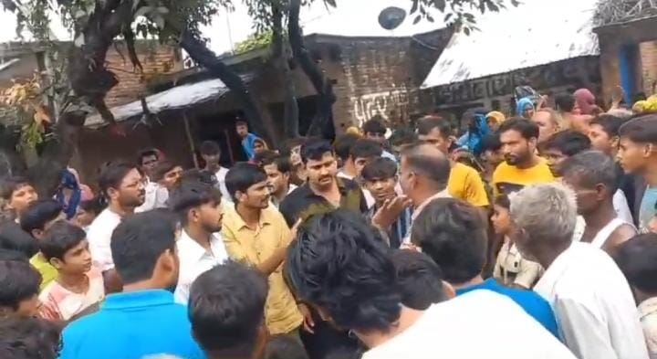 कन्नौज: अपनी प्रेमिका से मिलने आये एक प्रेमी युवक को ग्रामीणों ने भागने के दौरान चोर समझ कर पिटाई कर दी।