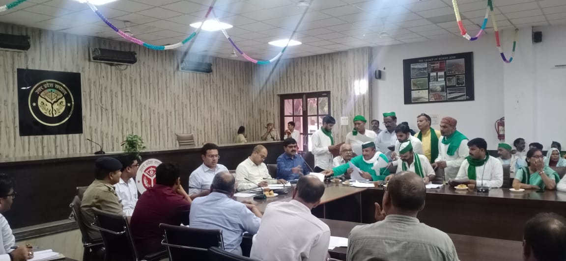 प्रयागराज: जिलाधिकारी ने किसान यूनियन के पदाधिकारियों व किसानों के साथ की बैठक