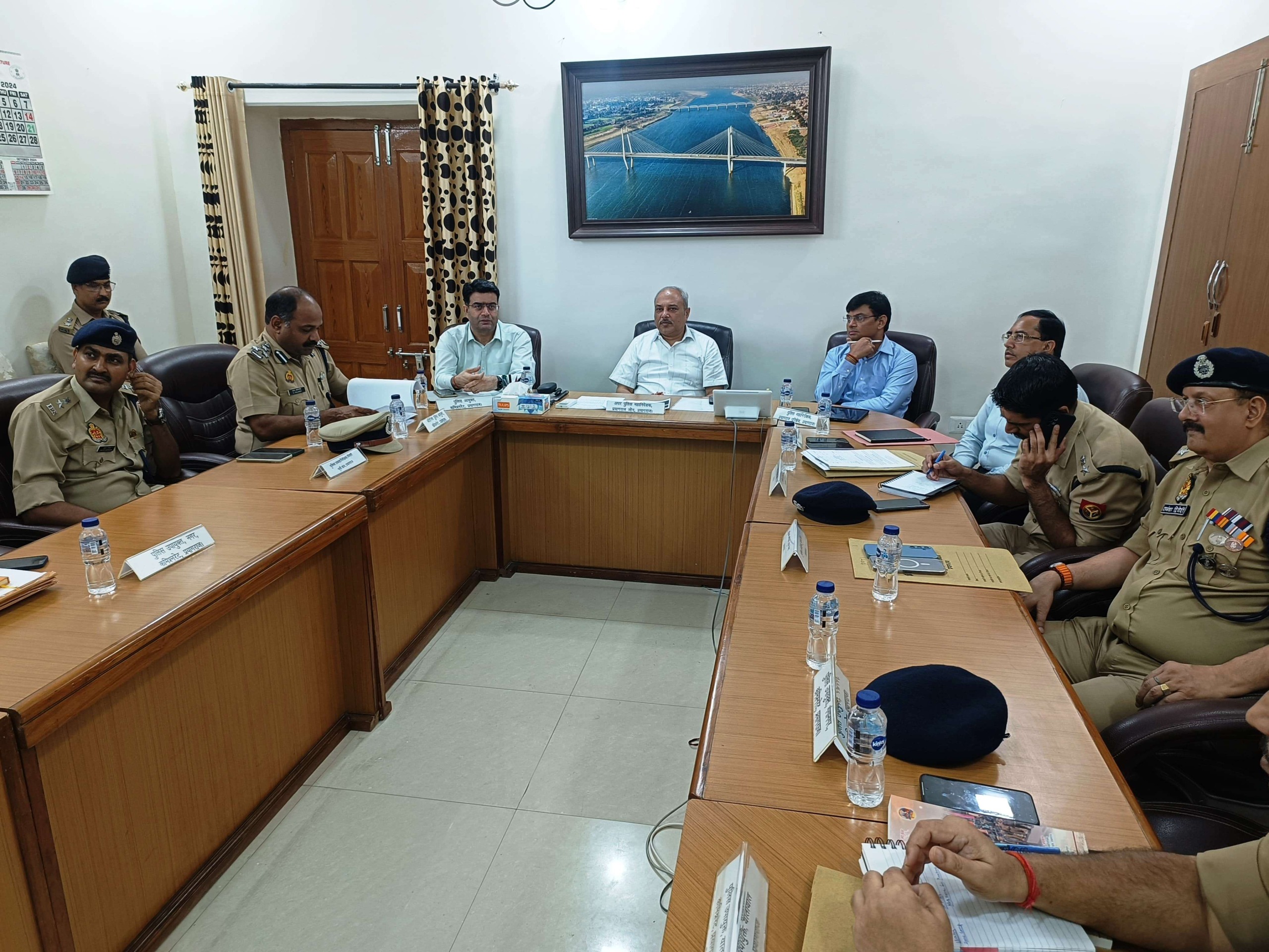 प्रयागराज: महाकुम्भ मेला-2024-25 के सकुशल एवं निर्विघ्न आयोजन के दृष्टिगत भीड़ नियंत्रण, यातायात एवं मूवमेंट की सुदृढ़ एवं व्यवस्थित कार्ययोजना विकसित किये जाने के संबंध में समीक्षा बैठक की गयी