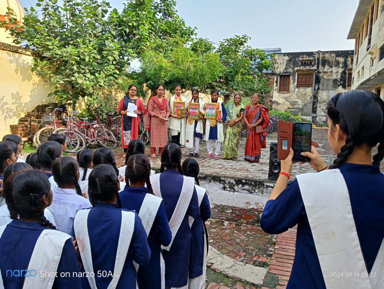 कन्नौज:  महिला विकास केन्द्र संस्था द्वारा गत वर्षो की भांति इस वर्ष भी सुशीला देवी गर्ल्स इंटर कालेज की तीन छात्राओं को पुरस्कार देकर सम्मानित किया गया