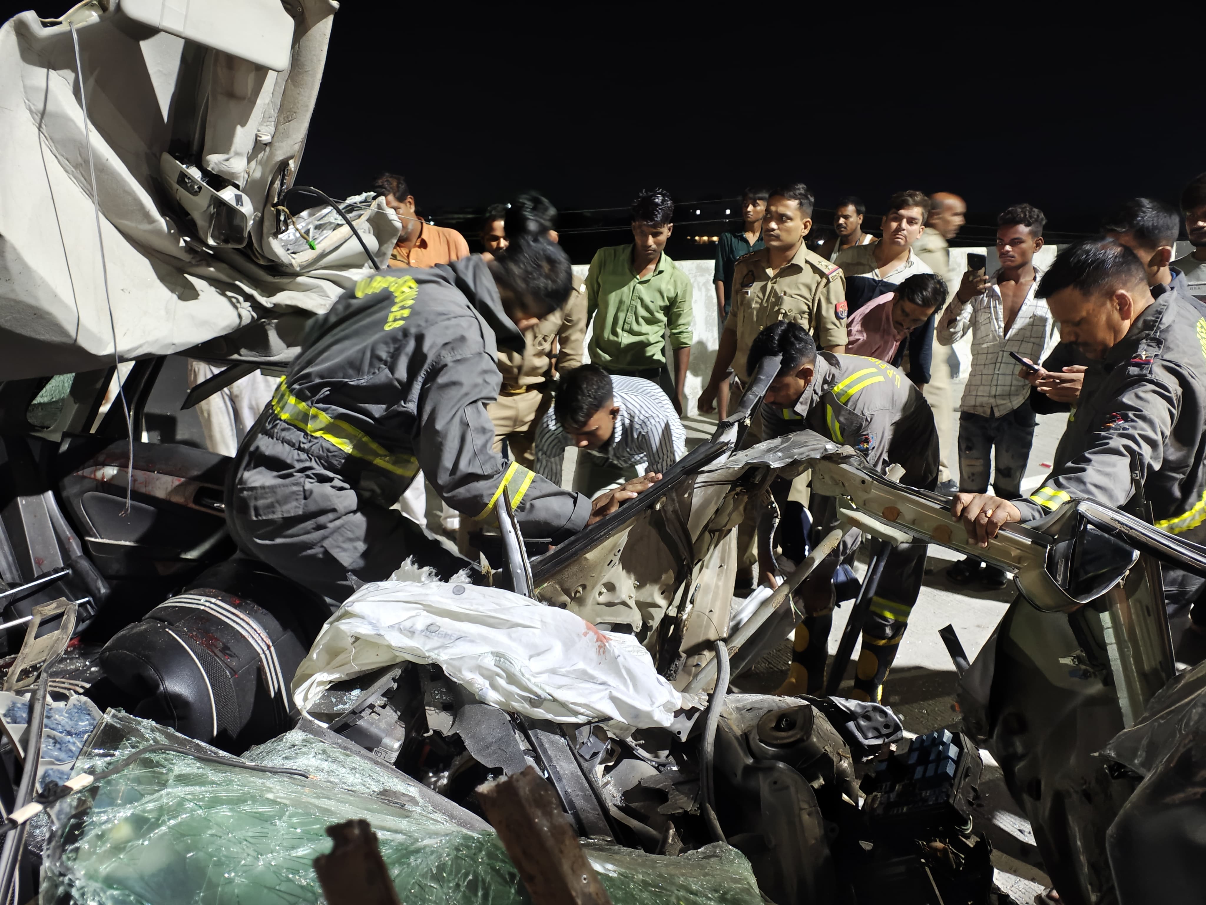 कन्नौज  :तेज  रफ्तार कार ने खड़े ट्रक में मारी टक्कर सड़क हादसे में दो की मौत एक घायल