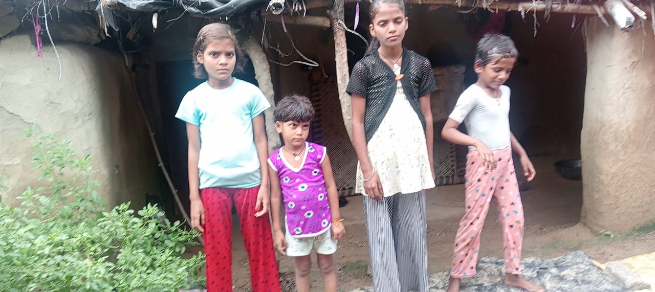 कन्नौज: कच्चे मकान में पॉलिथीन डालकर रहने को मजबूर दंपति