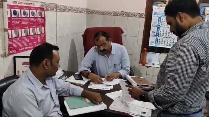 कन्नौज:   निजी अस्पताल की शिकायतों पर नोडल अधिकारी ने की जांच