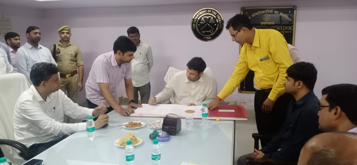 प्रयागराज- नवागत जिलाधिकारी रविन्द्र कुमार माँदड़ ने संभाला कार्यभार