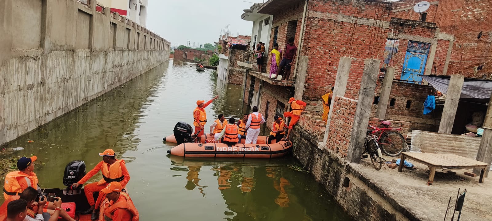 प्रयागराज:NDRF टीम द्वारा फाफामऊ के बाढ़ प्रभावित इलाकों में खाद्य सामग्री वितरण किया गया