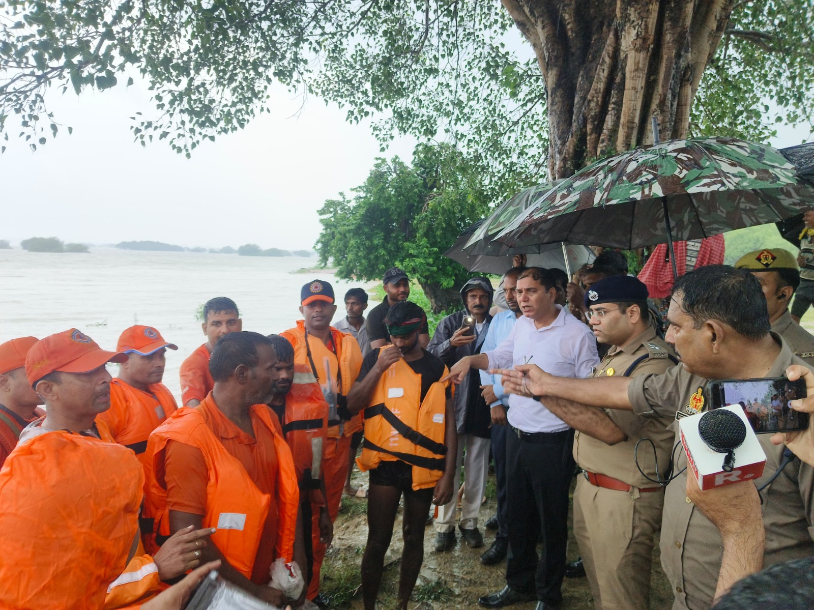 प्रयागराज: थाना थरवई क्षेत्रान्तर्गत ग्राम पैगम्बरपुर धुरवा में 03 नाव में 12 व्यक्ति मछली पकड़ने गये थे खराब मौसम एवं बढ़े हुए गंगा जलस्तर की तेज धारा में 02 नाव पलट जाने से उपरोक्त व्यक्तियों के गंगा नदी में फसे
