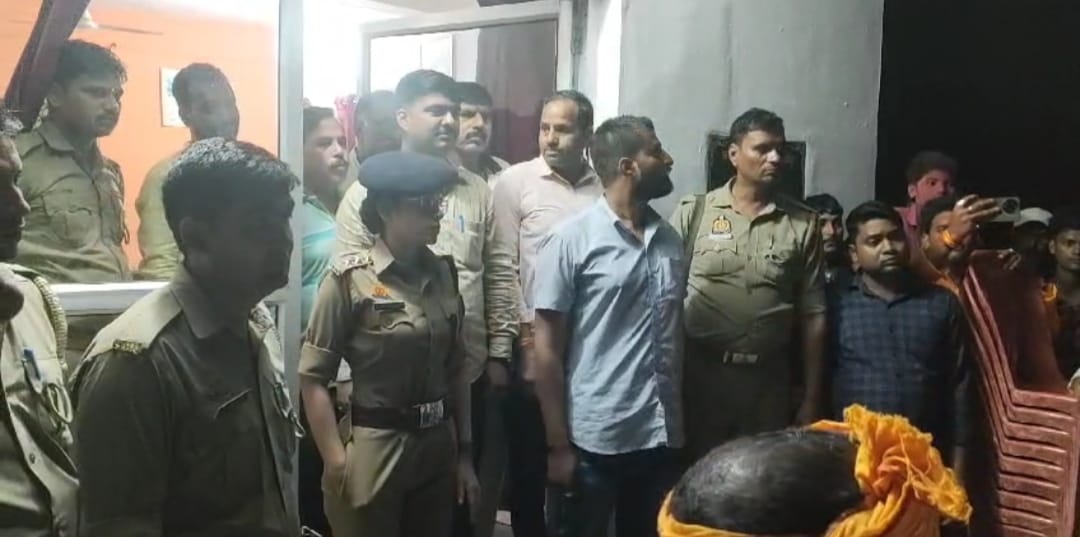 कन्नौज:  इंस्टाग्राम पर धार्मिक भावनायें भड़काने जैसी पोस्ट पर भड़के लोगों ने घेरा थाना, की जमकर नारेबाजी