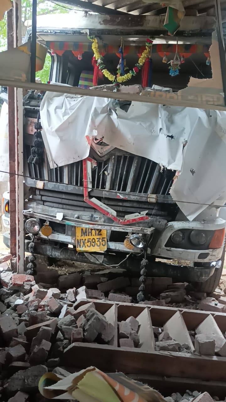 कन्नौज: टेट एवं लाइट साउंड की दुकान में अनियंत्रित होकर ट्रक घुसा