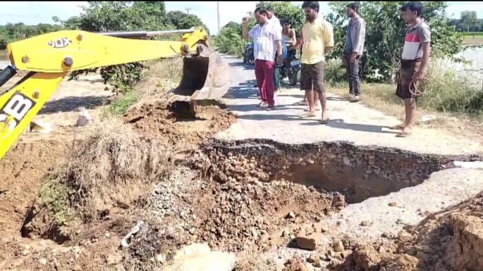 कन्नौज:थाना ठठिया क्षेत्र के भगतपुर्वा और जवाहरपुर्वा के मध्य सड़क का कुछ हिस्सा पानी के तेज बहाव के कारण बह गया ?
