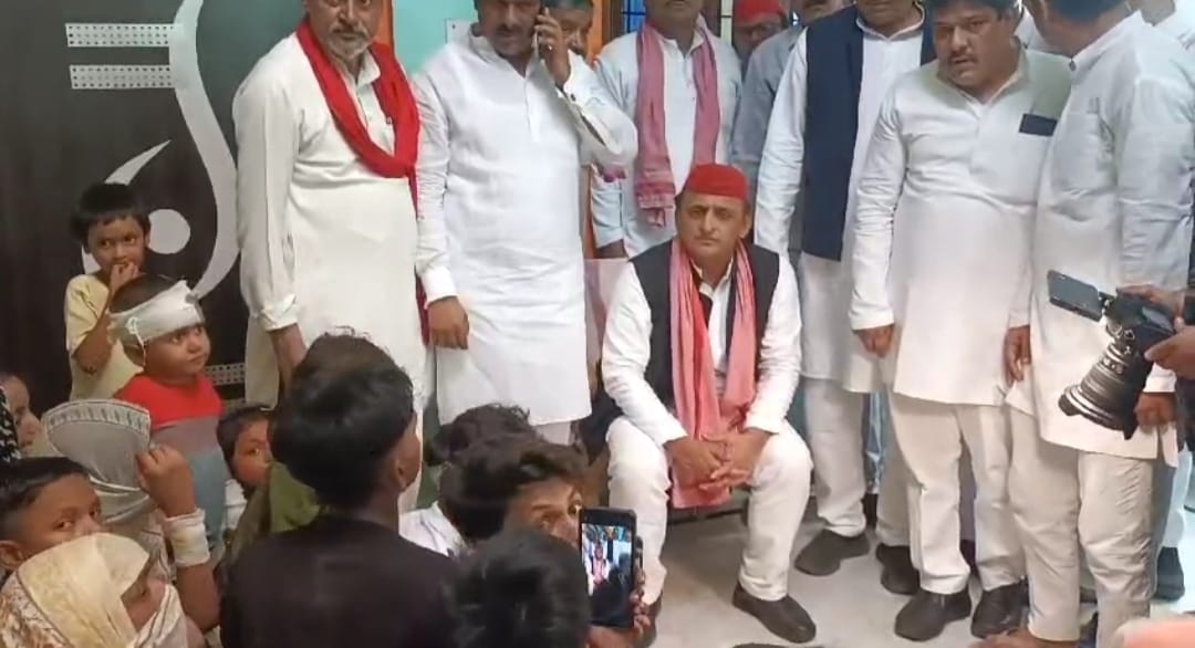 कन्नौज में समधनऔर गुरसहायगंज पहुंचे सपा सुप्रीमो अखिलेश यादव ने पीड़ित परिवार से की मुलाकात