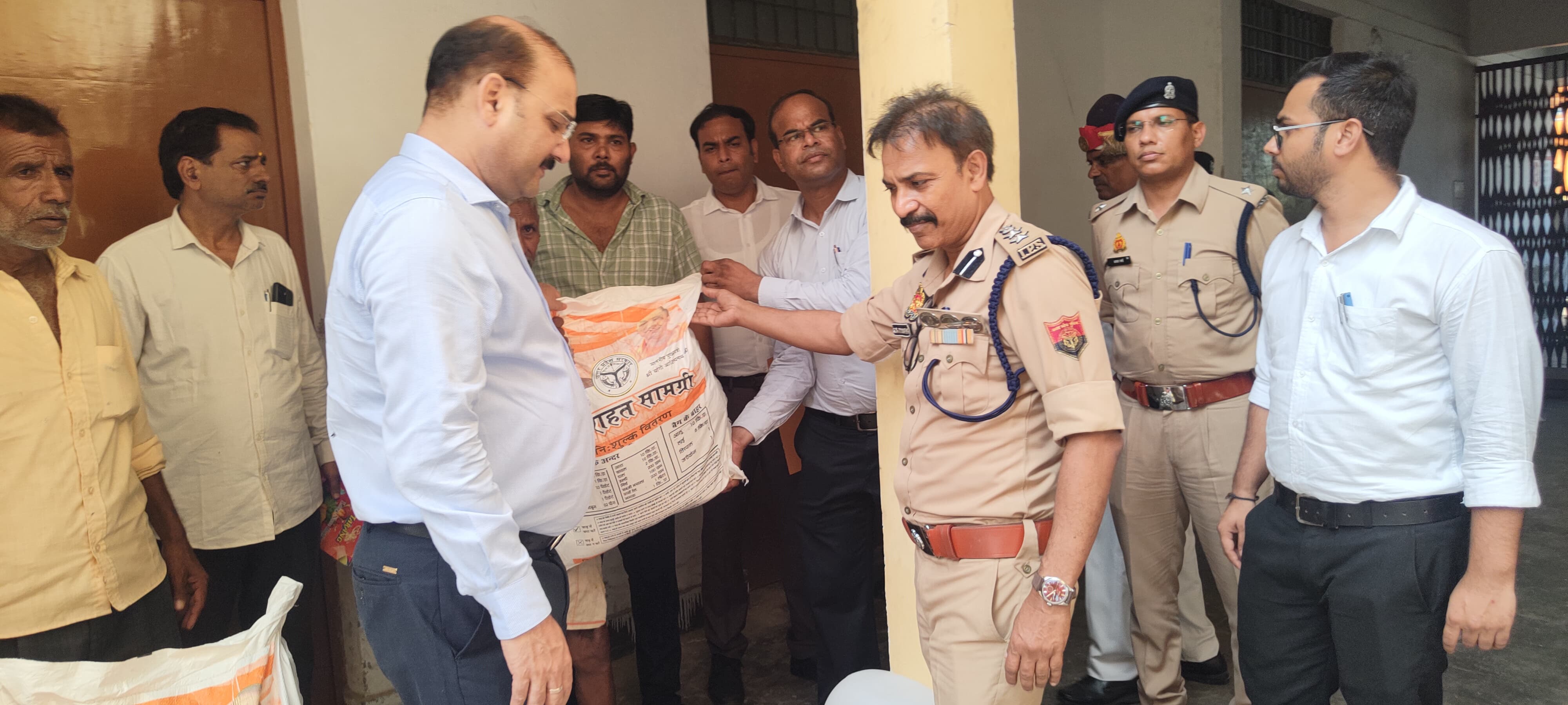 फर्रुखाबाद:जिलाधिकारी व पुलिस अधीक्षक ने बाढ़ प्रभावित क्षेत्र का किया निरीक्षण कर बांटी राहत सामग्री