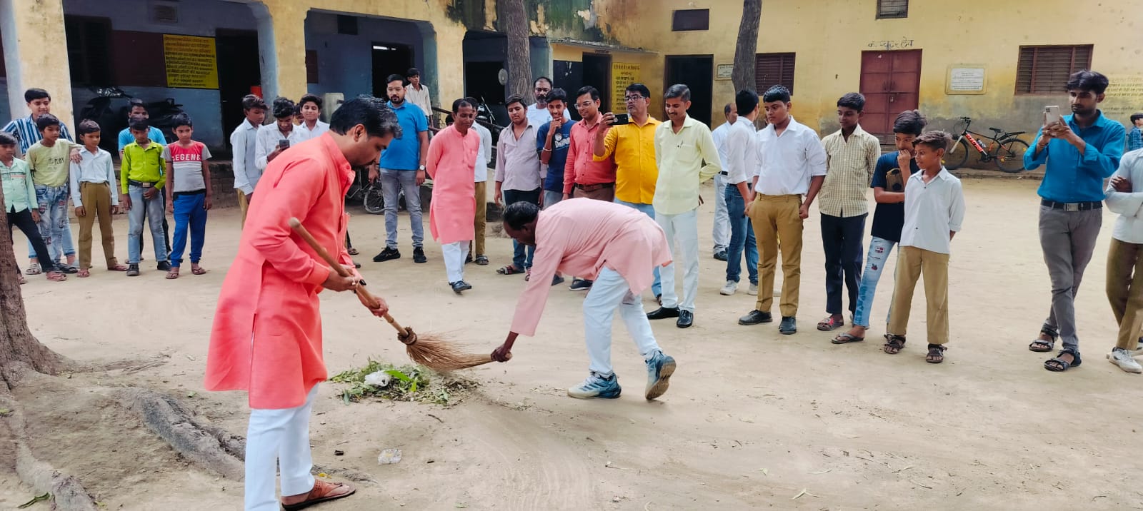 फर्रुखाबाद:डीपीवीपी विद्यालय में स्वछता पखवाड़ा को लेकर भाजपा, निषाद पार्टी जिलाध्यक्ष ने लगाई झाड़ू