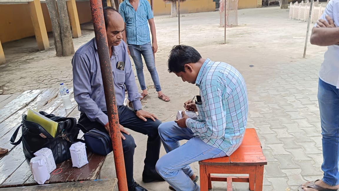 कन्नौज: जिलाधिकारी के निर्देशानुसार जनपद के विभिन्न मंदिरों में चढ़ाये जा रहे प्रसाद की गुड़वत्ता जांच हेतु विशेष अभियान चलाया जा रहा है