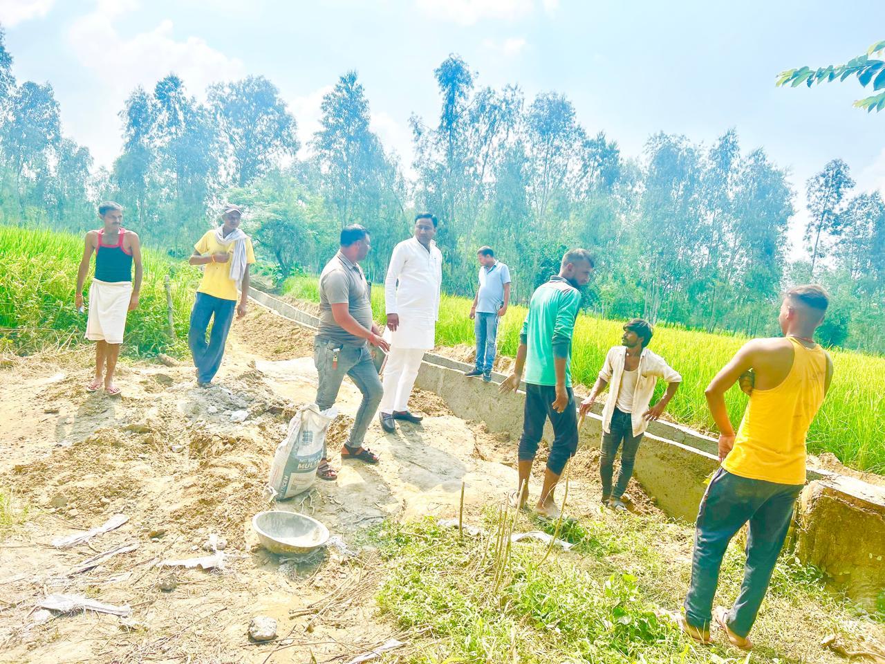 बरेली - जिला पंचायत से ग्राम कठौती में हो रहे नाला निर्माण कार्य में घटिया सामग्री को लेकर वार्ड 33 से जिला पंचायत सदस्य अरविंद यादव से की गई शिकायत।