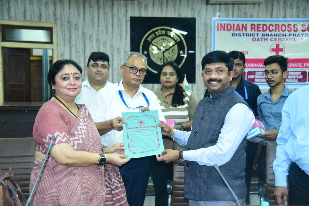 प्रयागराज: मंत्री नन्द गोपाल गुप्ता नंदी ने नवनियुक्त रेड क्रास सोसाइटी के सदस्यों को दिलायी शपथ