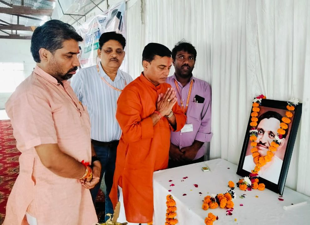 फर्रुखाबाद:भाजपा ने पंडित दीनदयाल उपाध्याय की 162वीं जयंती गोष्ठी व स्वच्छता अभियान कार्यक्रम करके मनाई।