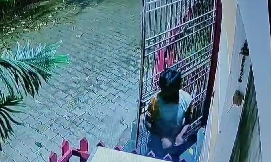 कन्नौज : घर  में चोरी का प्रयास करते युवक द्वारा दरवाजा खोलने की घटना सीसीटीवी में कैद ?