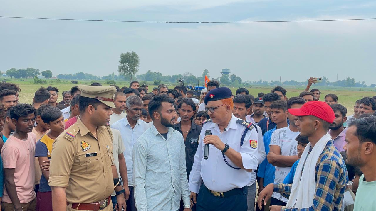 कन्नौज:  मानीमऊ ट्रैक्टर से स्टंट करते 3 युवकों को पुलिस ने पकड़ा ?