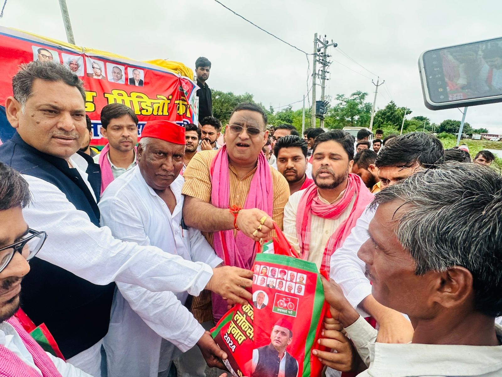 कन्नौज: समाजवादियों ने बाढ़ प्रभावित इलाकों में पहुंचकर वितरण किया राशन