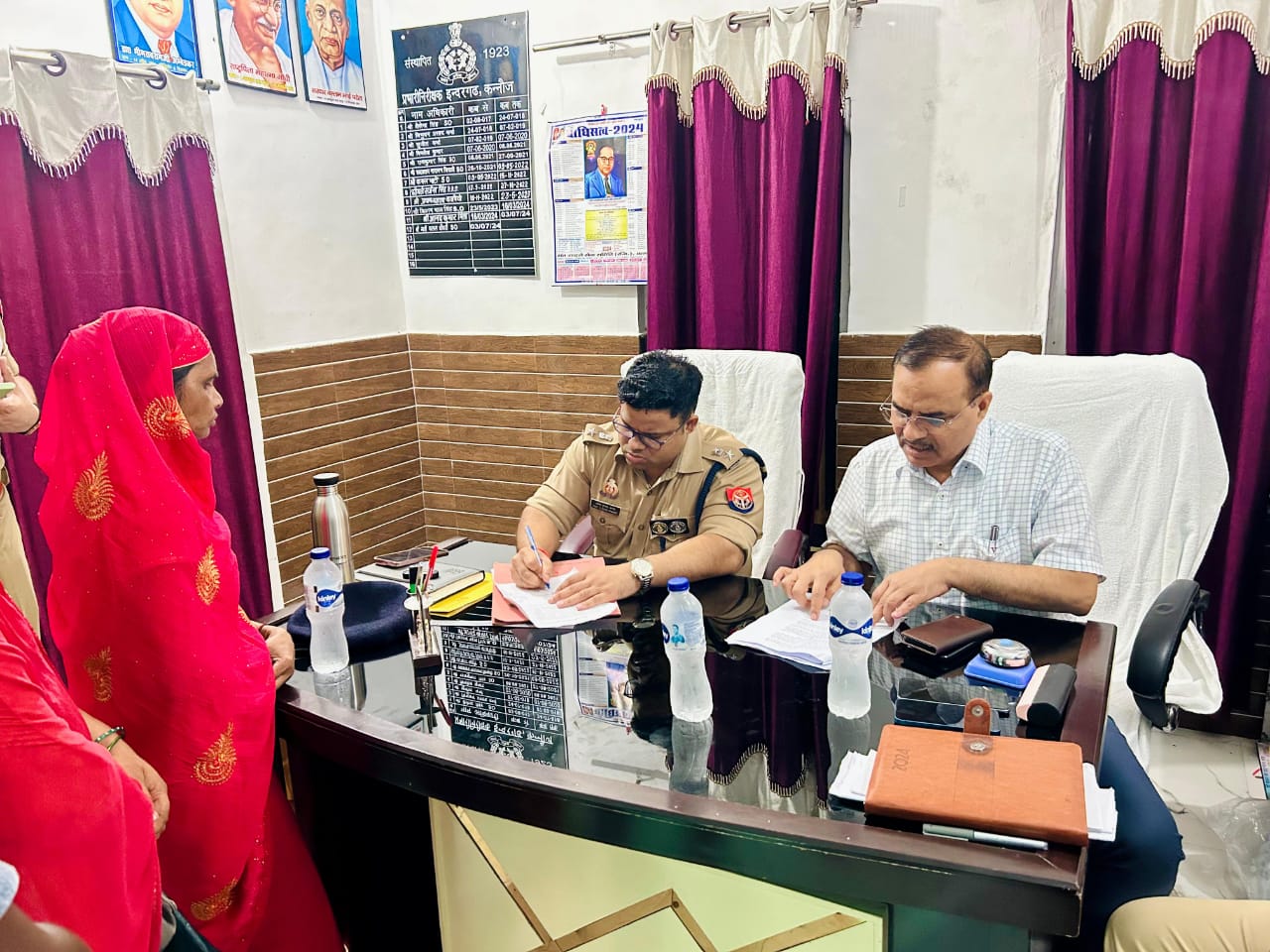 कन्नौज:  थाने में शिकायत लेकर पहुंचे फरियादी डीएम एसपी ने सुनी शिकायतें