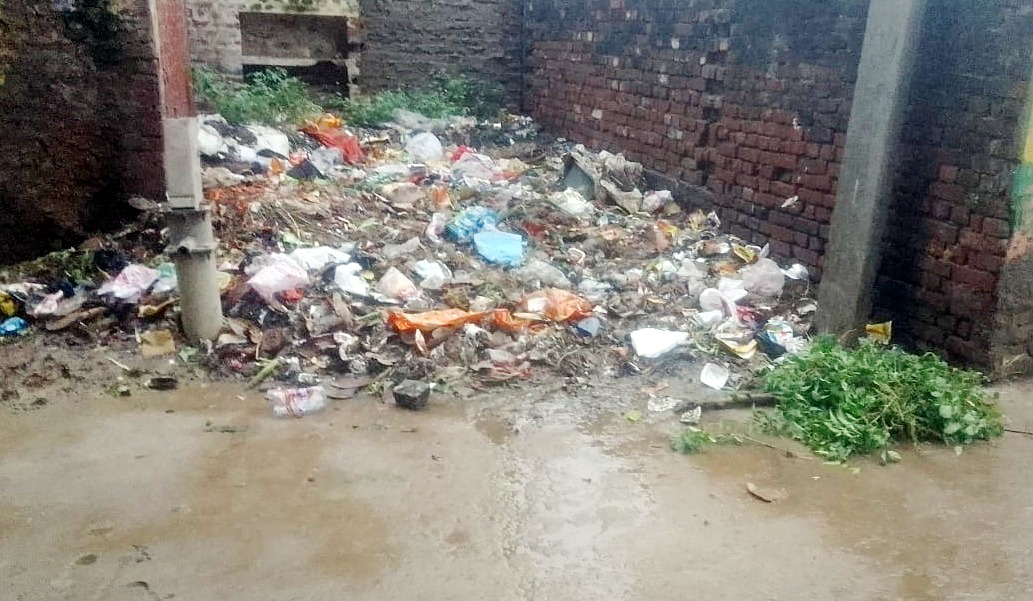 कन्नौज: गांव मे फैली गंदगी और सड़कों पर वह रहा गंदा पानी