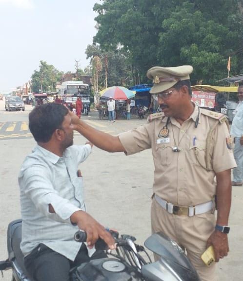 कन्नौज : यातायात सड़क सुरक्षा का प्रतिदिन पढ़ा रहे वाहन स्वामियों को पाठ अरशद अली ?