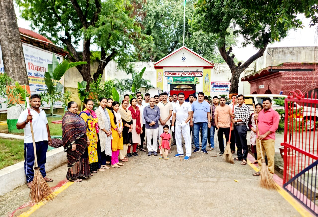 फर्रुखाबाद: स्वच्छता पखवाड़ा के अंतर्गत जिला कारागार पर जेल अधीक्षक के नेतृत्व में समस्त कारागार परिसर में सभी अधिकारियों कर्मचारियों ने सफाई अभियान चलाया ?