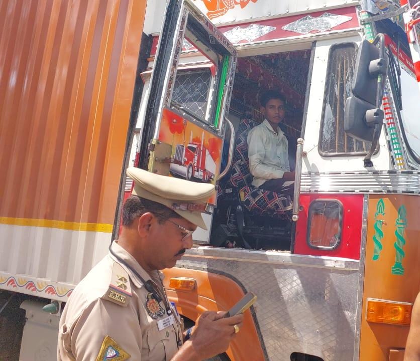 कन्नौज : यातायात को लेकर चला चेकिंग अभियान काटे चालान ?